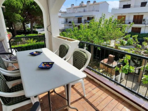 Apartamento Espacioso en Llançà Cerca de la Playa con Terraza y Acepta Mascotas - ES-170-39